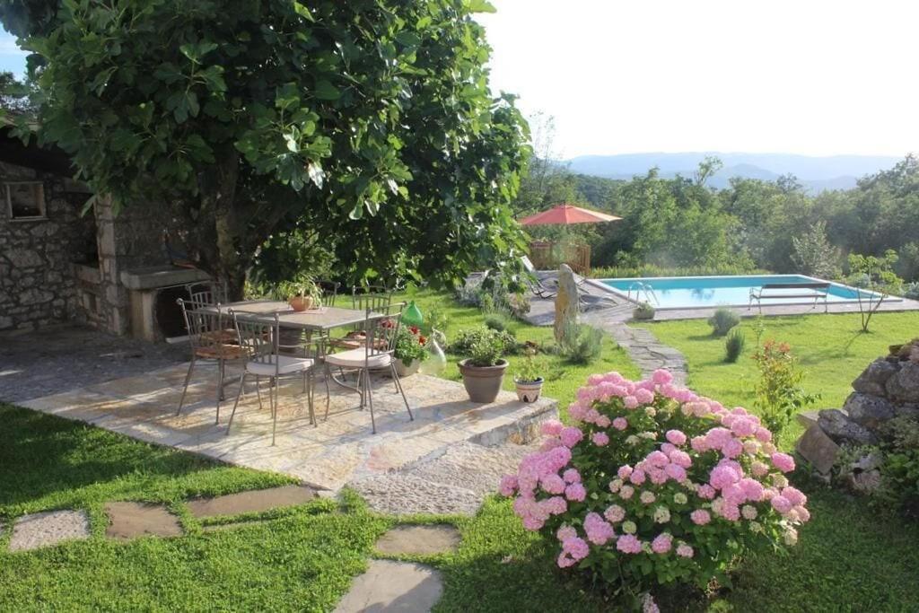 Villa Mavrici, Neighbors Free Buzet Bagian luar foto